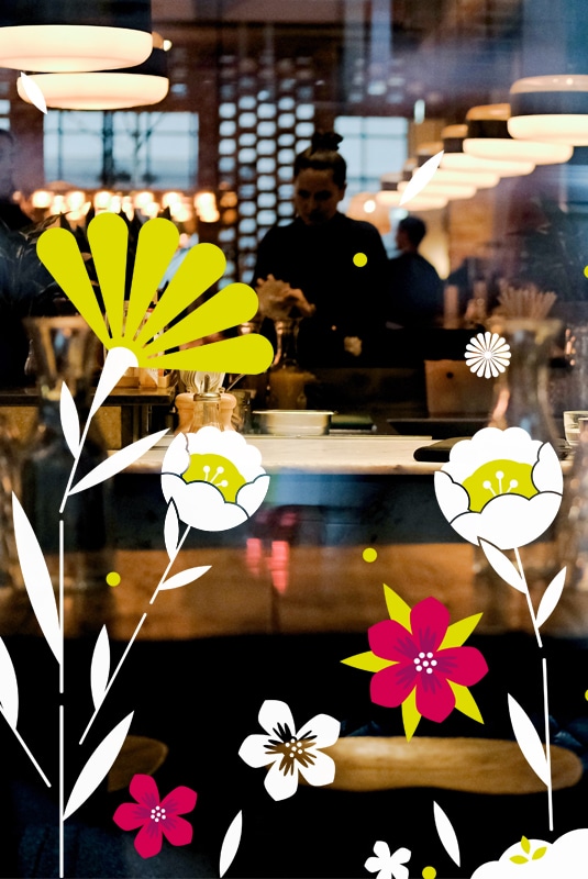Adhesifs de vitrine KitCustom - collection printemps - fleurs art deco - exemple restaurant